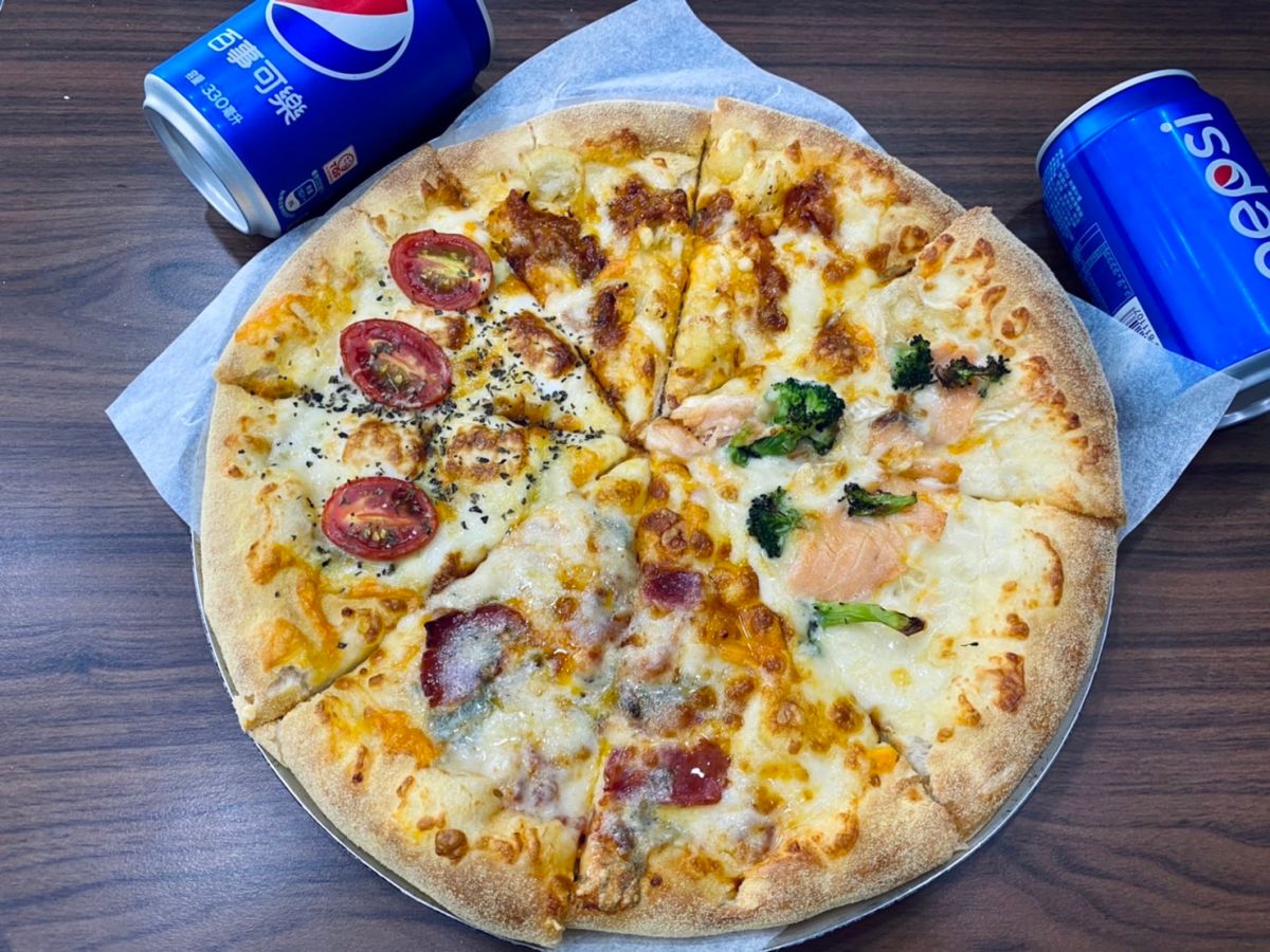 ▲達美樂MyBOX「披薩便當」下殺99元優惠，更祭出「2個9吋披薩」299元限時特價；必勝客則聯手肯德基參戰618購物節，冰藏起司塔6元、個人比薩只要18元，優惠懶人包必收。（圖／記者蕭涵云攝）