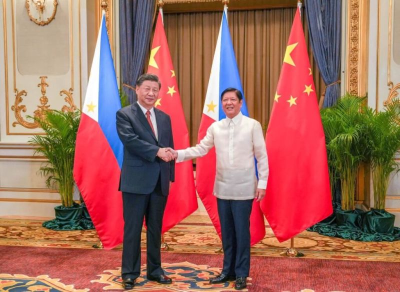 ▲菲律賓總統小馬可仕（右）明年初訪中時，將與北京討論南海油氣開發細節。圖為小馬可仕11月17日在APEC期間與中國領導人習近平（左）會面。（圖／翻攝自小馬可仕臉書）