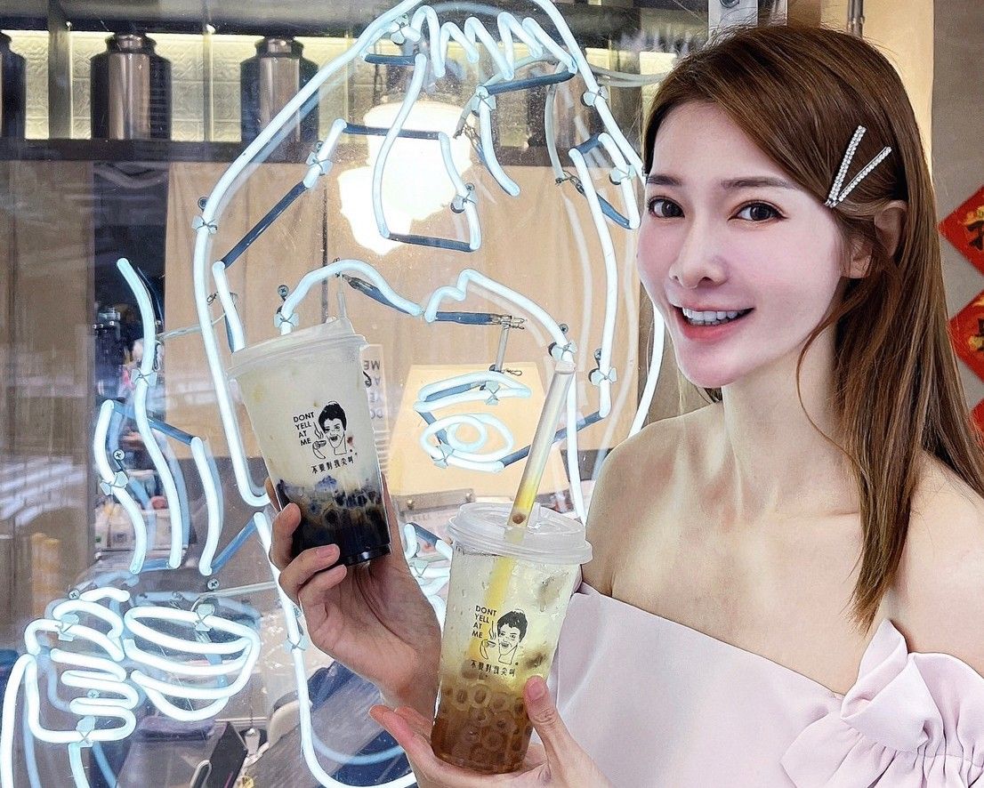 ▲冬天就喝手搖飲，把暖冬甜品拿來用喝的。不要對我尖叫「魏姐包心限定」祭出「買1送1」兌換券；CoCo都可週三會員日「燕麥奶茶第二杯5元」。（圖／不要對我尖叫提供；模特兒GIGI.TAI授權）
