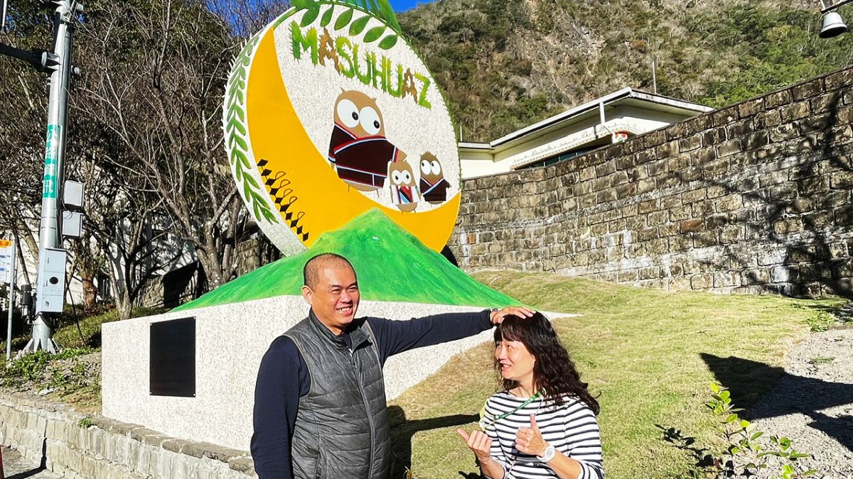 ▲遊客紛紛學起貓頭鷹的姿勢拍照打卡。（圖／原民會提供 ）