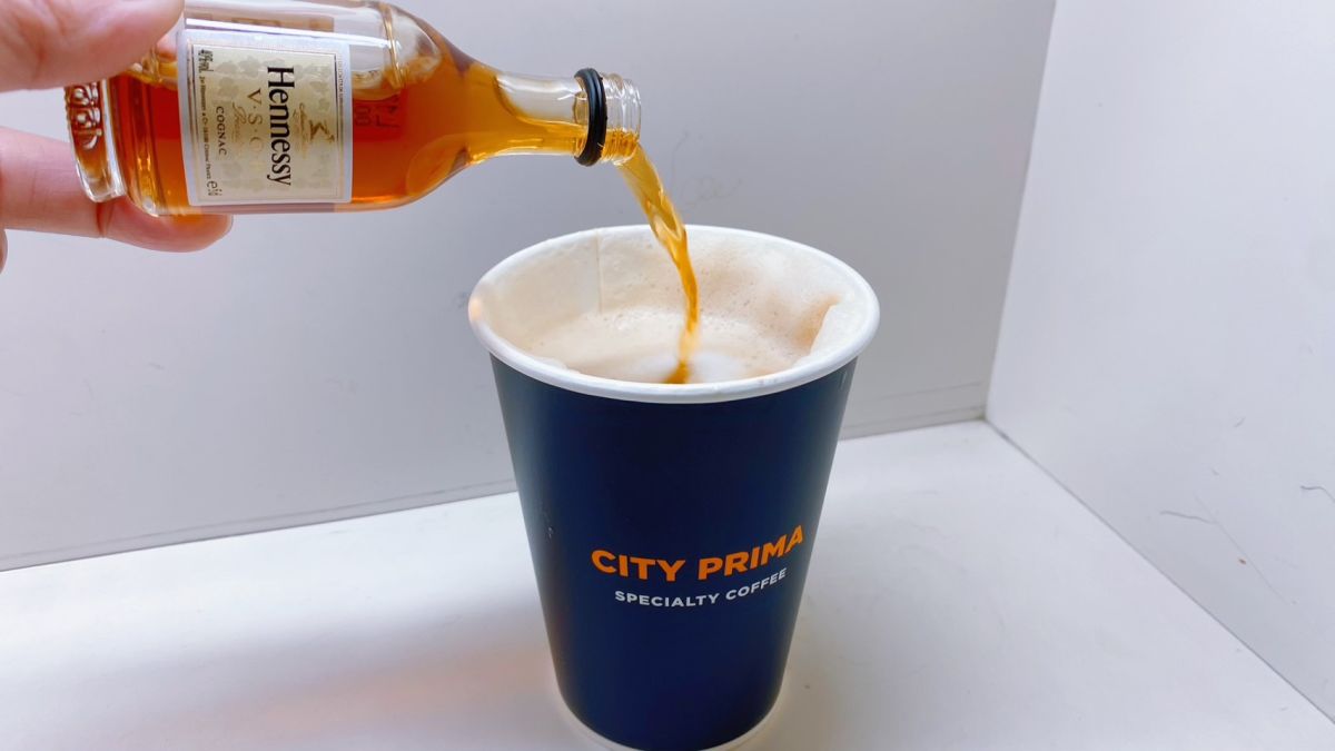 ▲7-11今開賣「精品微醺酒香拿鐵」，組合價199元，內含軒尼詩V.S.O.P迷你酒50ml一瓶，以及CITY PRIMA精品拿鐵一杯，讓民眾自行決定酒量。（圖／記者黃韻文攝）