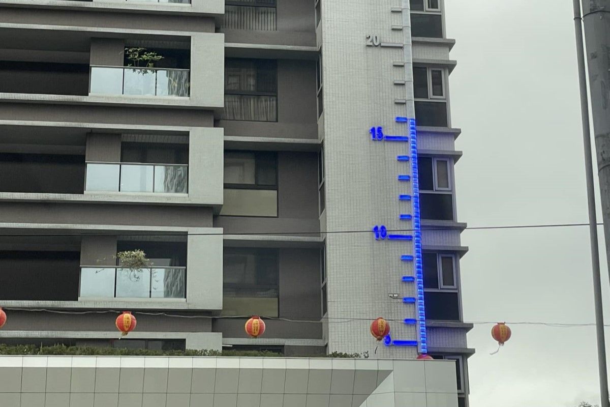 ▲大樓裝超巨溫度計，網友見實體笑瘋：「周末溫度將下探二樓」。（圖／臉書社團《路上觀察學院》）