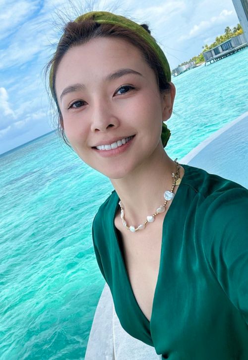 ▲▼吳婉君穿著深V綠色洋裝照。(圖/翻攝自吳婉君IG) ▲▼吳婉君穿著深V綠色洋裝照。(圖/翻攝自吳婉君IG)