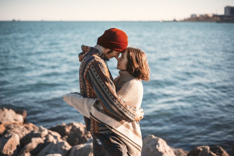 ▲情侶擁抱女生在想啥，她們答案完全不藏：「會有點暗爽」。（示意圖／Pixabay）