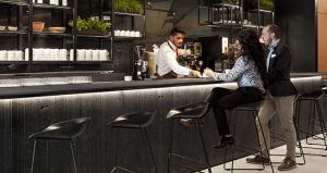 ▲Air Canada Café自2019年全新開幕，只要是加拿大航空的會員即可使用。據官網介紹，Air Canada Café中設有專業咖啡師駐守的咖啡吧，還有隨時可享用的瑞士蓮松露巧克力、OKA 優質起司、Greenhouse 有機冷壓果汁和 Goûter 頂級糕點等精緻甜品。（圖／翻攝自Air Canada Café官網）