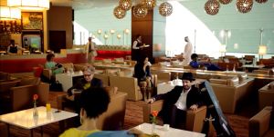 阿聯酋商務艙貴賓休息室則提供經典品牌 Moët and Chandon四款最具標誌性的香檳,搭配米其林星級主廚精心製作的點心 ▲阿聯酋商務艙貴賓休息室則提供經典品牌 Moët and Chandon四款最具標誌性的香檳,搭配米其林星級主廚精心製作的點心。(圖/翻攝自阿聯酋航空商務艙休息室官網)
