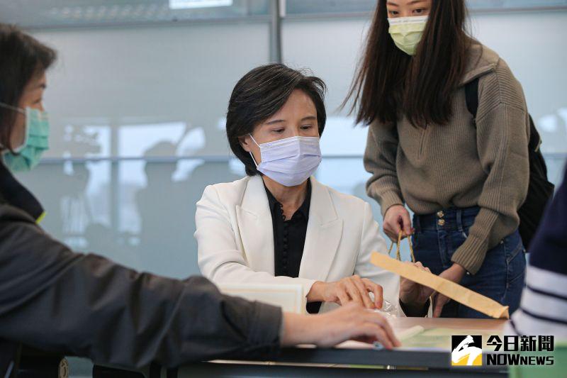 ▲賴清德委由鄭麗君代為登記參選民進黨主席。(圖/記者葉政勳攝,2022.12.14)