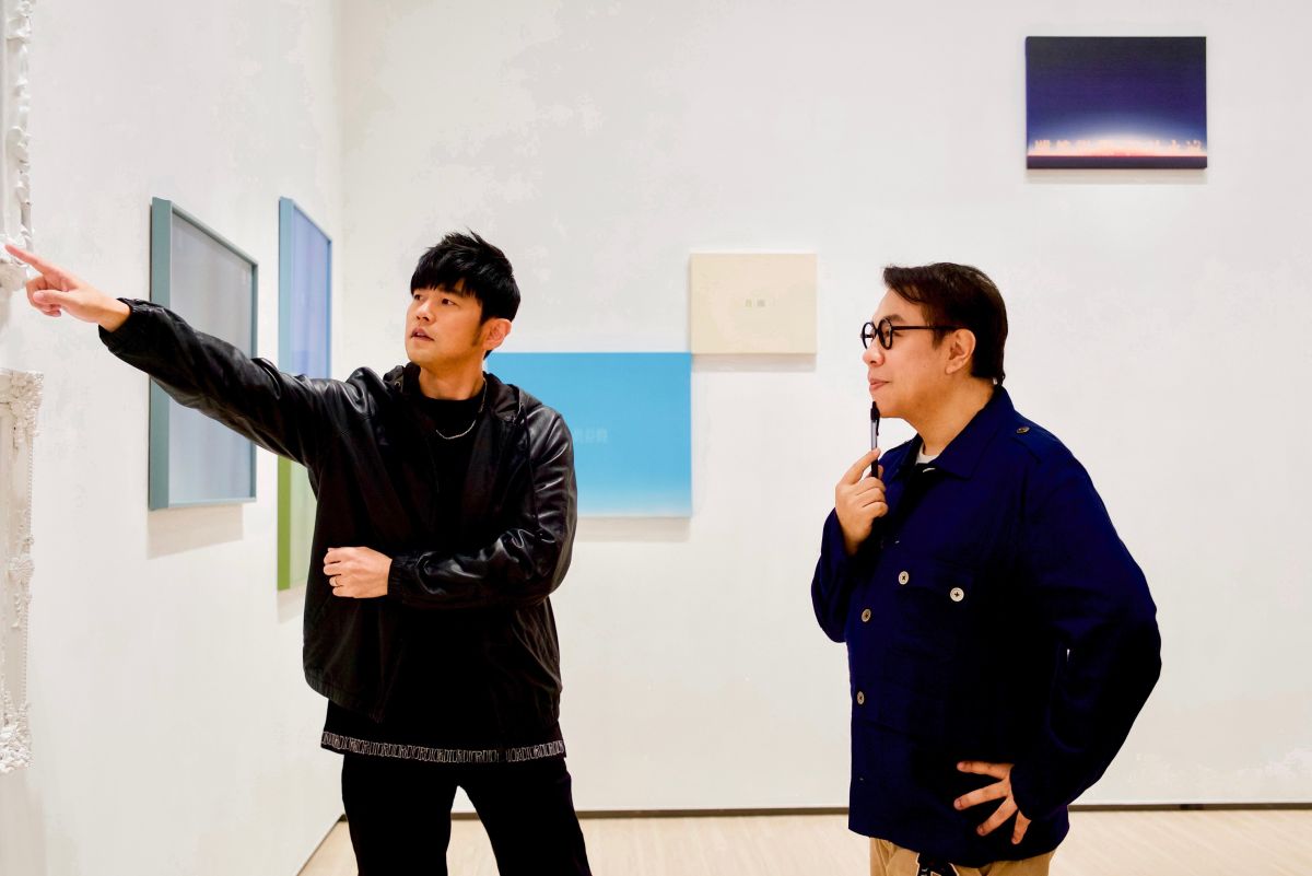 ▲蔡康永（右）辦創作展，周杰倫（左）買下3幅畫作。（圖／海灘娛樂提供）