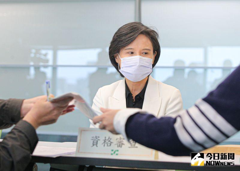 ▲賴清德委由鄭麗君代為登記，正式參選民進黨主席。（圖／記者葉政勳攝，2022.12.14）