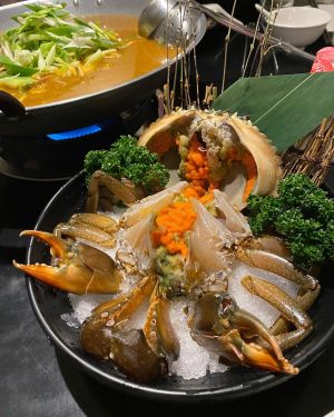 ▲Apple和好友吃螃蟹鍋暖胃。（圖／翻攝自IG@appleweiting）