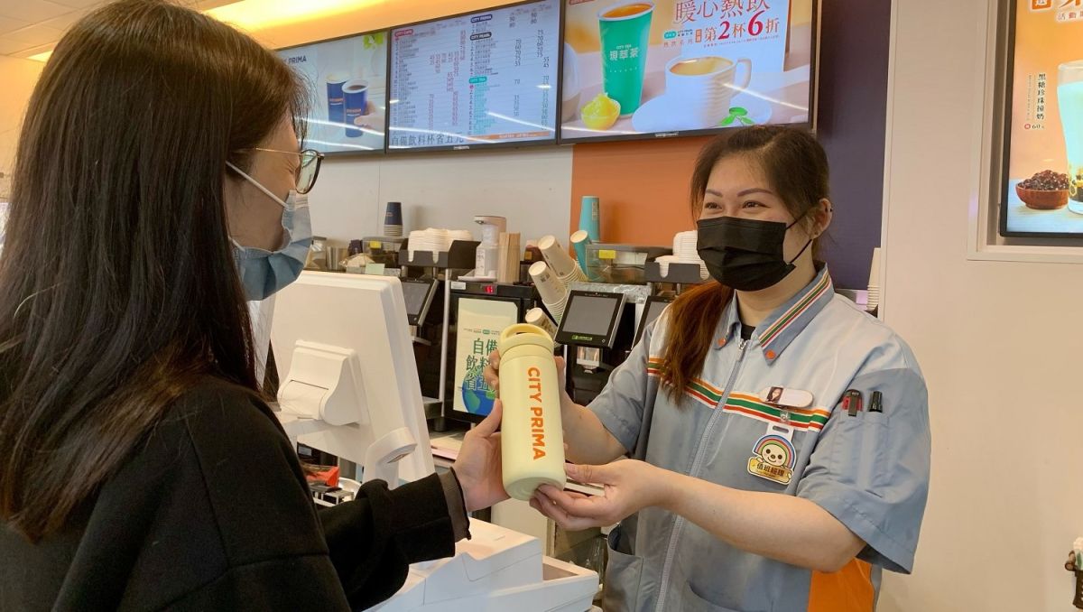 ▲為慶祝四度入選道瓊永續指數，7-11限時三天開跑綠色消費優惠，自備飲料杯加碼折7元，相當於可用最低38元開吃組合餐。（圖／業者提供）