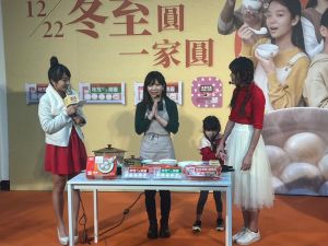 桂冠主廚教大家煮湯圓,輕鬆煮出Q彈不破皮的美味湯圓。(圖/記者鍾怡婷攝) ▲桂冠主廚教大家煮湯圓,輕鬆煮出Q彈不破皮的美味湯圓。(圖/記者鍾怡婷攝)