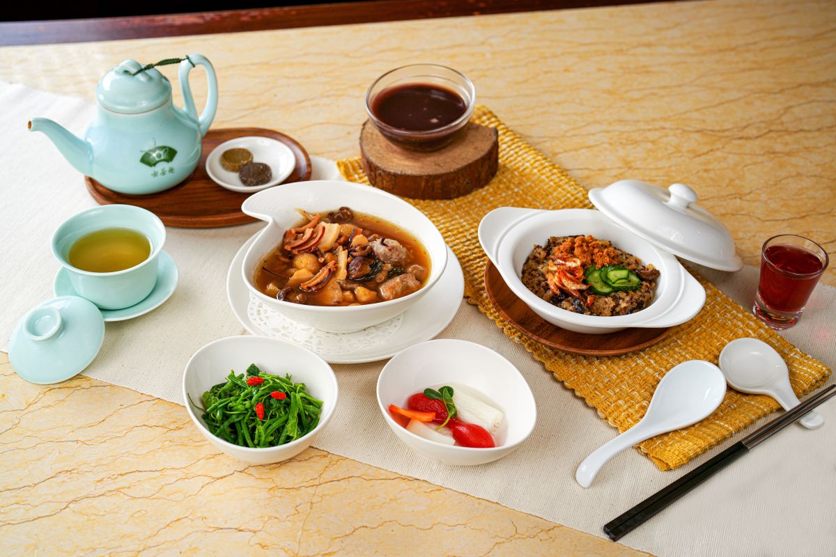 ▲「喫茶趣」今（2022）年特別推出了「闔家歡套膳」，要用一道道精緻茶料理，犒賞辛苦一整年的心。(圖／NOWnews攝)
