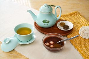 ▲做為開胃飲品的「綠茶洛神醋飲」，綠茶香氣中帶有微酸清甜洛神滋味，讓人立刻食指大動。（圖／品牌提供）