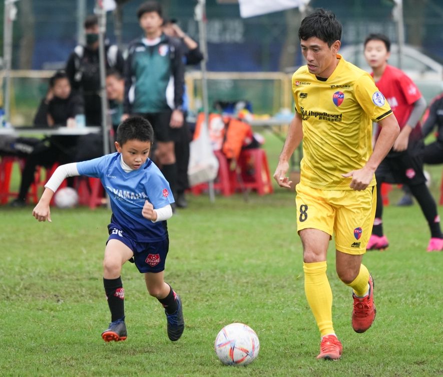 ▲台中FUTURO俱樂部創辦人小森由貴(黃色球衣)出席YAMAHA CUP總決賽，賽前與YAMAHA小隊下場踢友。官方提供