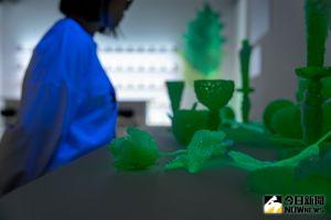 ▲展場作品透過攝影、新詩、陶藝、繪畫等不同的媒材,探討後疫情時代的日常生活與改變。(圖/記者陳美嘉攝) ▲展場作品透過攝影、新詩、陶藝、繪畫等不同的媒材,探討後疫情時代的日常生活與改變。(圖/記者陳美嘉攝)