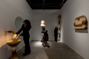 ▲展場規劃成旅店形式,分為「迎賓大廳、小酒館及客房」三大展區。(圖/駁二提供 ) ▲展場規劃成旅店形式,分為「迎賓大廳、小酒館及客房」三大展區。(圖/駁二提供 )