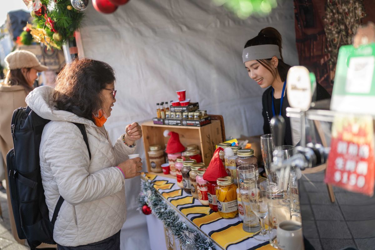 ▲在這樣的低溫下過聖誕節超應景啊！新北觀光局首度與德國經辦處合作舉辦「德國耶誕市集」今就在新北耶誕城熱鬧開幕，集結52家最具德國文化特色攤販，現場包含德國傳統美食、節慶小物等，與民眾共度異國風情的雪白耶誕城。（圖／新北觀光局提供）