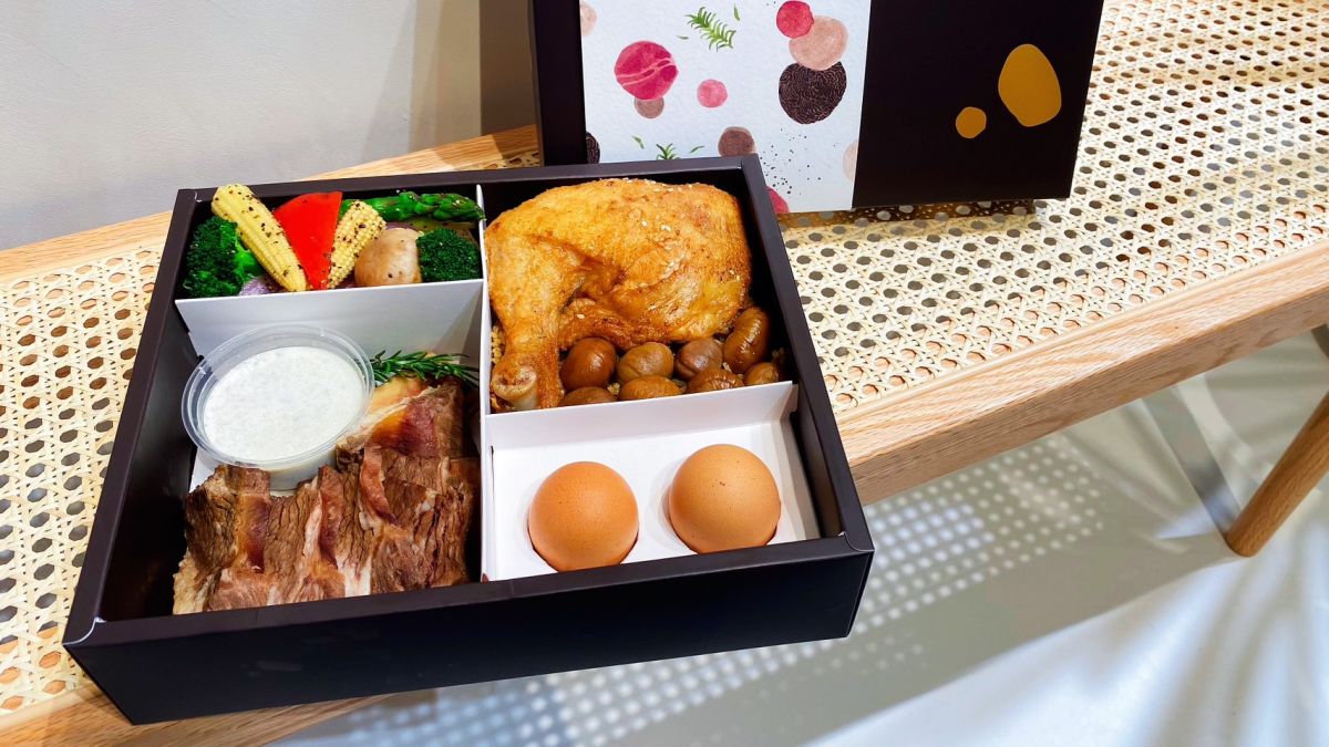 ▲實際開箱全台最奢華彌月油飯，福寶寶推出1380元「松露牛排油飯」，有客人一出手就下訂300盒。（圖／記者黃韻文攝）