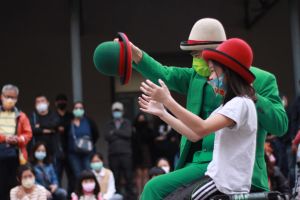 ▲「小綠人」帶來舞蹈默劇即興演出。（圖／品牌提供）