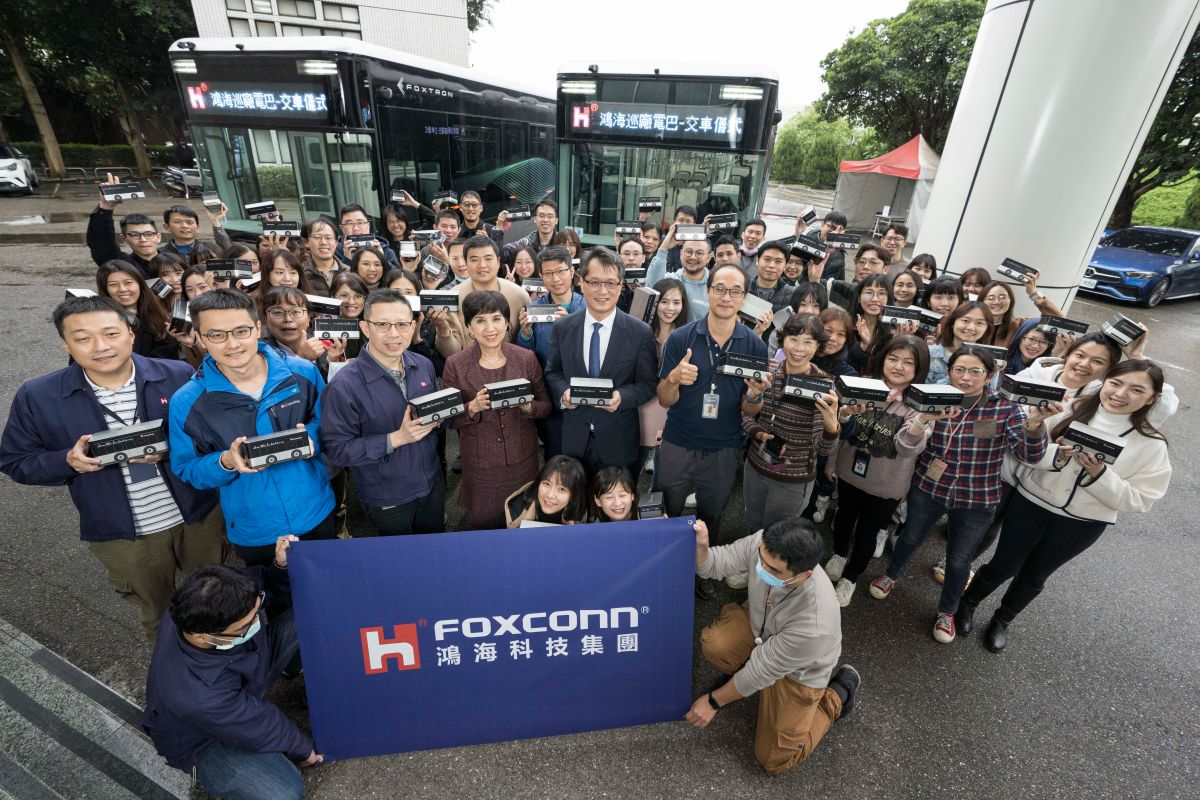▲鴻海科技集團積極落實淨零減排的永續理念，於本（12）月起，新北市土城總部地區周邊廠區間，大型接駁巴士將全面電動化。（圖／鴻海提供）