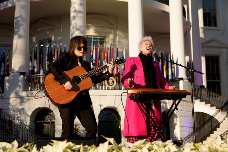 ▲美國總統拜登簽署同性婚姻保障法案，美國老牌女歌手辛蒂露波（Cyndi Lauper）在白宮草坪上對著數以千計支持者表演她的名曲「真實的色彩」（True Colors）。（圖／美聯社／達志影像）