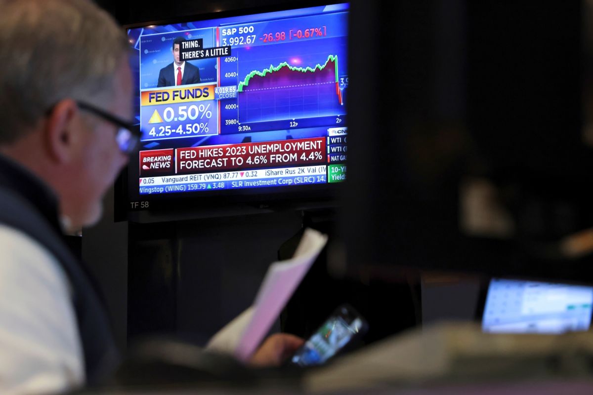 ▲信評機構穆迪（Moody's）7日宣布，下調包括M&T Bank、Pinnacle Financial等多家美國銀行的信用評等，受此影響，美股今（8）日開盤後，道瓊工業指數應聲大跌，截至寫稿時間為止，跌了363.84點或1.03%。示意圖。（圖／美聯社／達志影像）