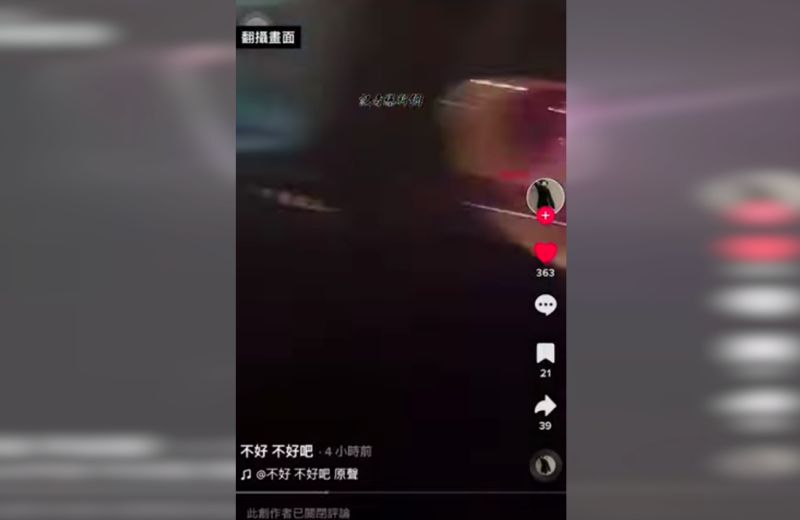 ▲一輛疑似是賓士C300轎車，將與救護車競速過程PO網，引起網友群起撻伐。（圖／翻攝自記者爆料網）