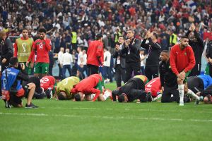 摩洛哥惜敗法國！隊員賽後「五體投地」跪謝　球迷全動容
