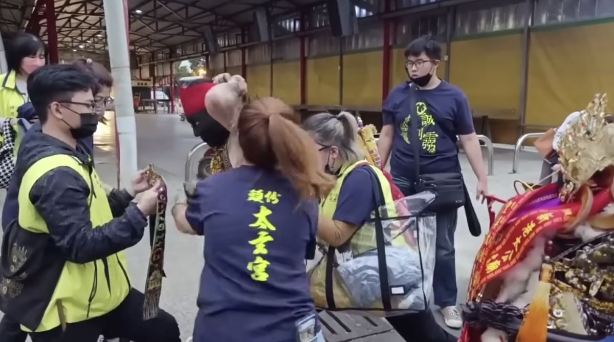 ▲苗栗頭份太玄宮「龍中壇元帥」日前起乩降駕，結果因為怒賞女信徒一巴掌影片被網友撻伐。（圖/爆料公社）