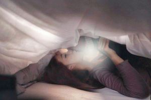 ▲JKF辣模「華華」在IG發出躺在床上激吻男性的照片，還說：「希望你們開心」。（圖／翻攝自華華IG）