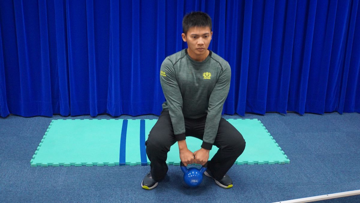 ▲國軍基本體能訓項壺鈴平舉示範。（圖／記者呂炯昌攝，2022.12.15）