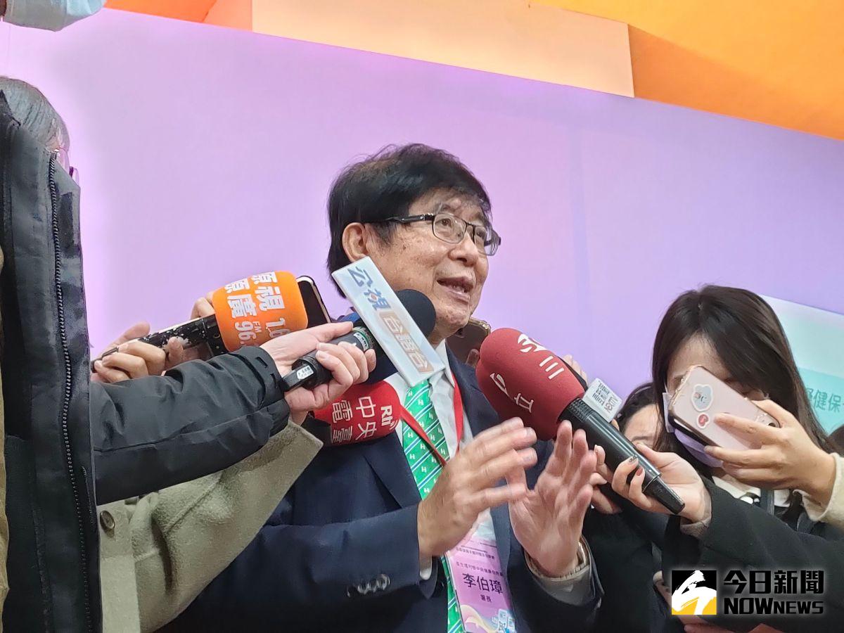 ▲健保署署長李伯璋表示，為提升民眾費用意識，健康存摺分別於109年增加年度就醫費用資料、110年增加藥品與檢驗點數，今年再增加健保就醫費用明細資料，讓民眾就醫費用更加透明化。（圖／記者許若茵攝）