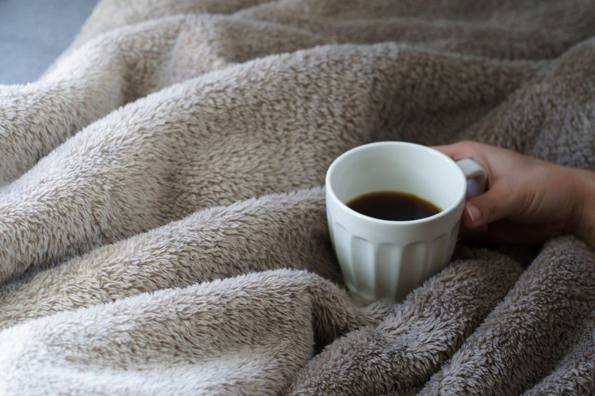 ▲寒流低溫警報，居家保暖小物銷量上升，今年消費者更注重可在居家隨身帶著走的訴求。（示意圖／取自photo AC）