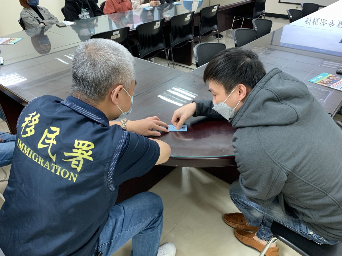 ▲基隆市服務站協助外籍學生居留證相關問題釋疑。（圖／移民署提供）