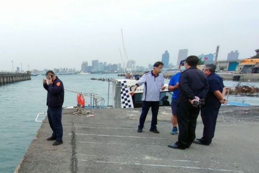 ▲高雄旗津區海軍第四造船廠附近海域昨天晚間被發現一具浮屍，經打撈上岸初勘確認死者為男性，頭朝下、雙腳朝上，身上無證件，僅留著「無親人」字條。（圖／翻攝畫面）