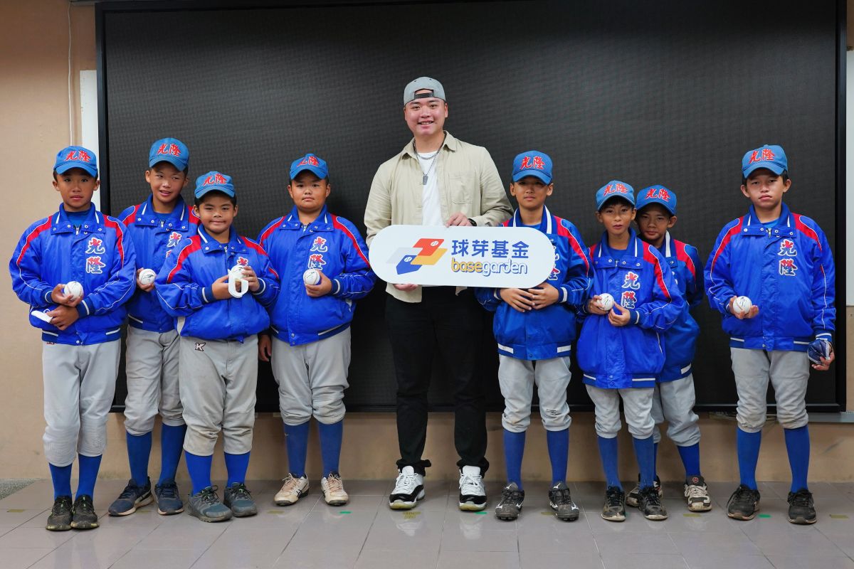 ▲鄧愷威與光隆國小棒球隊得獎生合影（球芽提供）