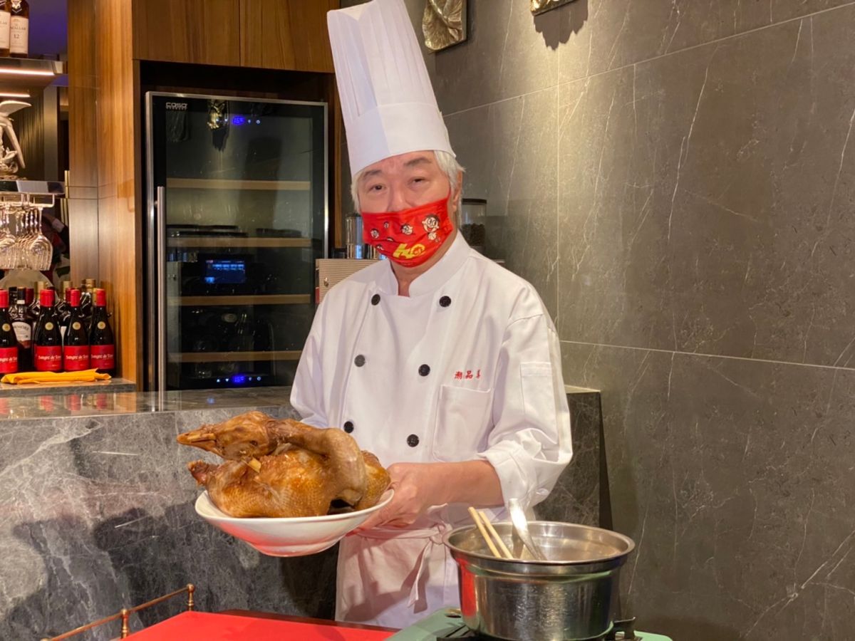 ▲神旺大飯店歇業後，繼普諾麵包坊在東區巷弄直接開設街邊店，潮品集也另起爐灶於今天進駐台北市信義區新光三越A4館6樓，即日起開幕至12/30連續15天祭出85折優惠，回饋饕客大啖香港潮菜名廚何炳木領軍團隊，包括70年鎮店老滷「潮洲滷鵝片」、思鄉菜「潮式酸菜鯽魚」與精緻手工港點等好味道，天天都有「潮級好友饗85」折扣。（圖／記者蕭涵云攝）