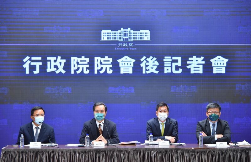 ▲政院宣布中小企業紓困貸款、新創事業紓困融資申請展延至明年4月,大宗物資等關鍵原物料減稅延至3月,另拍板明年全民健保一般保險費率不調。(圖/行政院提供)