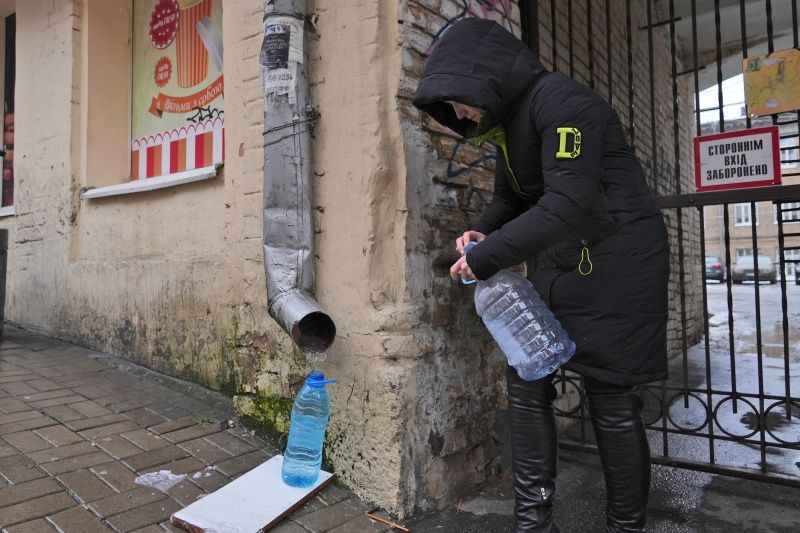 ▲俄軍的密集攻勢,讓烏克蘭多地基礎設施癱瘓,包含供水系統。(圖/美聯社/達志影像)