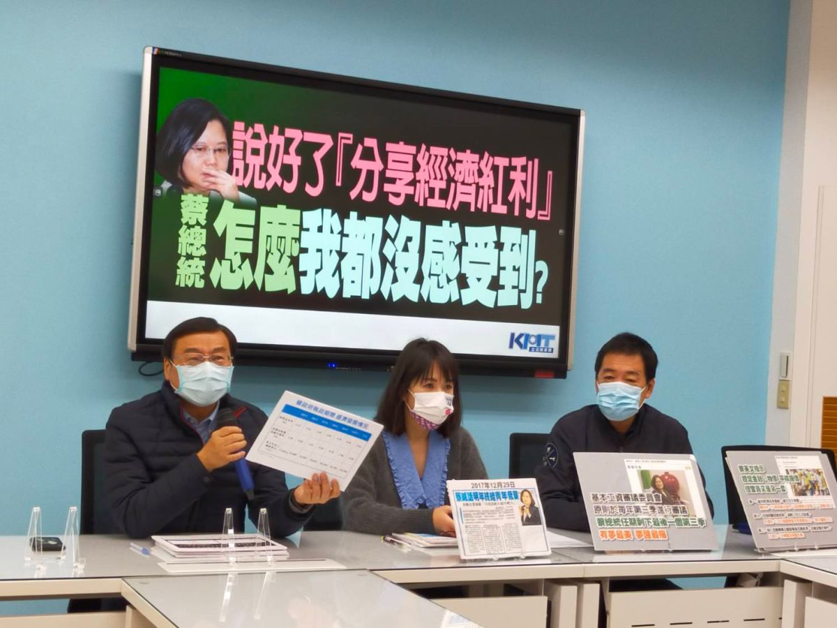 ▲國民黨團今召開記者會，指控蔡政府說好改善年輕人低薪，卻只剩大內軒的廣告文案，呼籲蔡政府拿出具體方案解決低薪問題。（圖／國民黨提供）