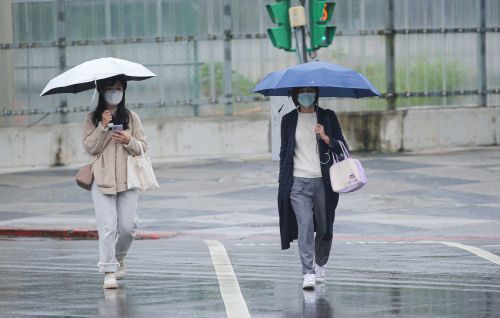 ▲天氣配圖、寒流配圖、下雨、冷氣團、天氣、街景、冬天。（圖／記者葉政勳攝）