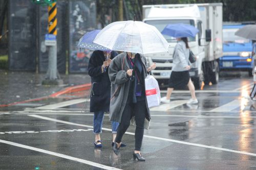天氣預報／週末4地轉雨！北台灣溫度下滑　下週恐有熱帶擾動發展
