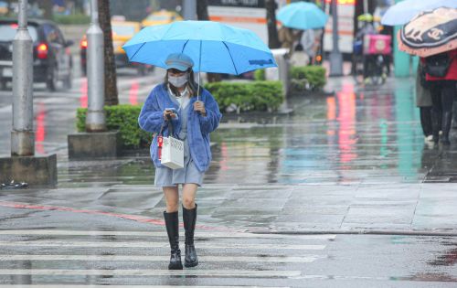 ▲天氣配圖、寒流配圖、下雨、冷氣團、天氣、街景、冬天。（圖／記者葉政勳攝）