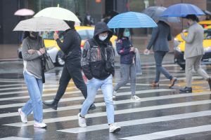 元宵節賞燈會要帶傘！周一開工雨區擴大　北台灣濕冷整週
