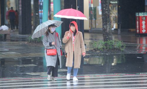 ▲天氣配圖、寒流配圖、下雨、冷氣團、天氣、街景、冬天。（圖／記者葉政勳攝）