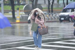 ▲天氣配圖、寒流配圖、下雨、冷氣團、天氣、街景、冬天。（圖／記者葉政勳攝）