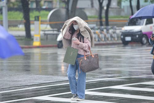 外套快拿出來！周一冷空氣南下「1天跌15度」　北台灣還要防大雨
