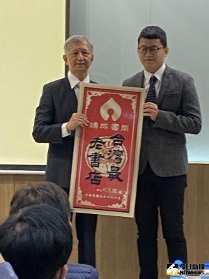 全台最老瑞成書局110歲 發表百年企業新書交棒第四代 ▲全台最老瑞成書局今歡慶110歲,第三代許欽鐘也正式交棒第四代。(圖/記者金武鳳攝,2022.12.15)