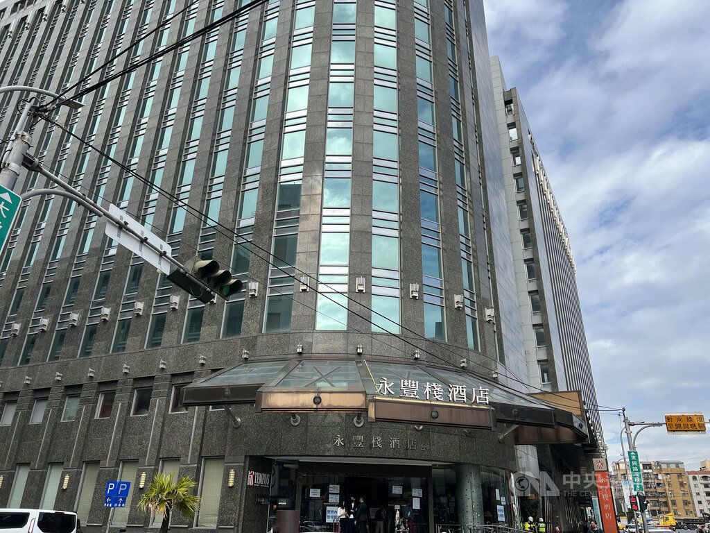 ▲台中永豐棧酒店新舊東家爆發租約糾紛，創辦人何豐棧15日在記者會中對酒店目前狀況表達痛心，認為26年品牌聲譽被毀，已向台中市觀光旅遊局申請核准，將從16日起暫停營業，整修內部。（圖／中央社）